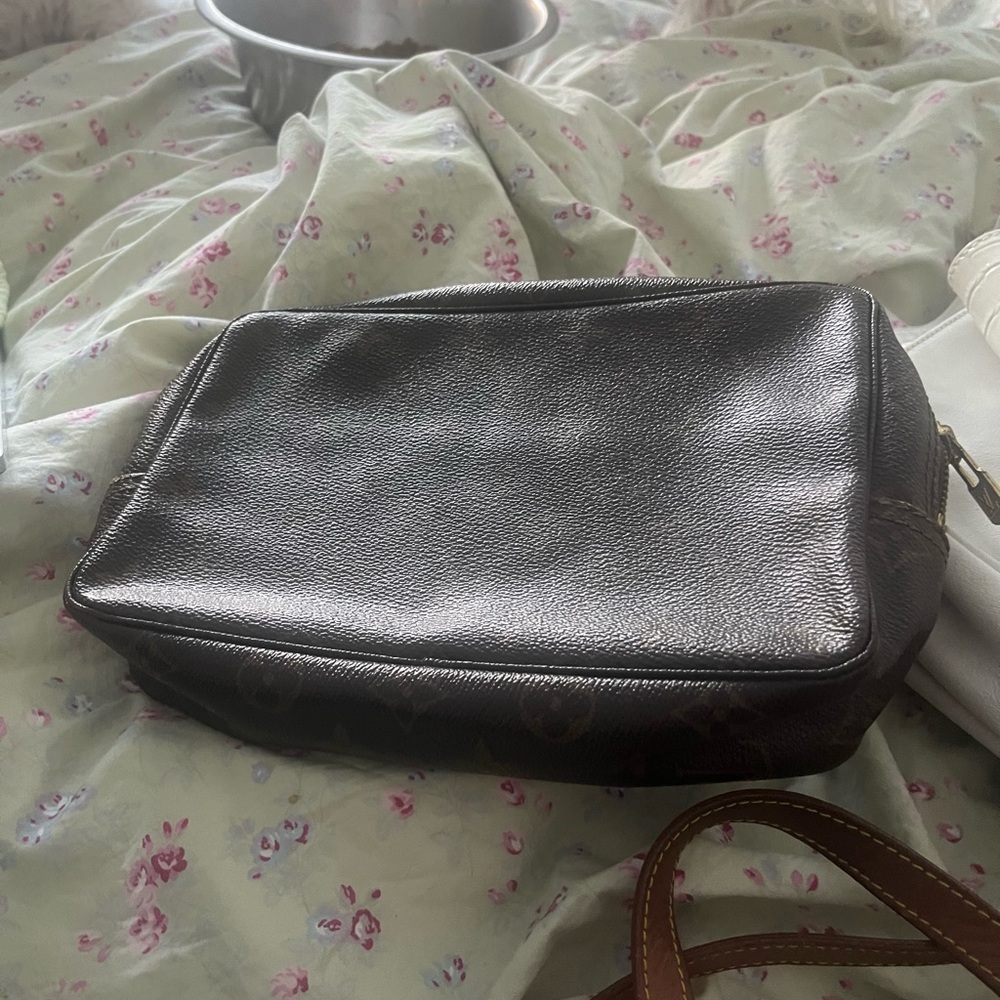 Reposhing this from purchase on jebwa. Small size pouch - can be a clutch